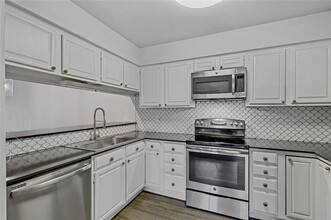 2765 Fairway Park St in Grand Prairie, TX - Foto de edificio - Building Photo