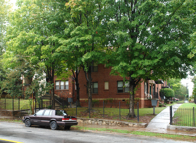 479-483 NE Parkway Dr in Atlanta, GA - Foto de edificio - Building Photo