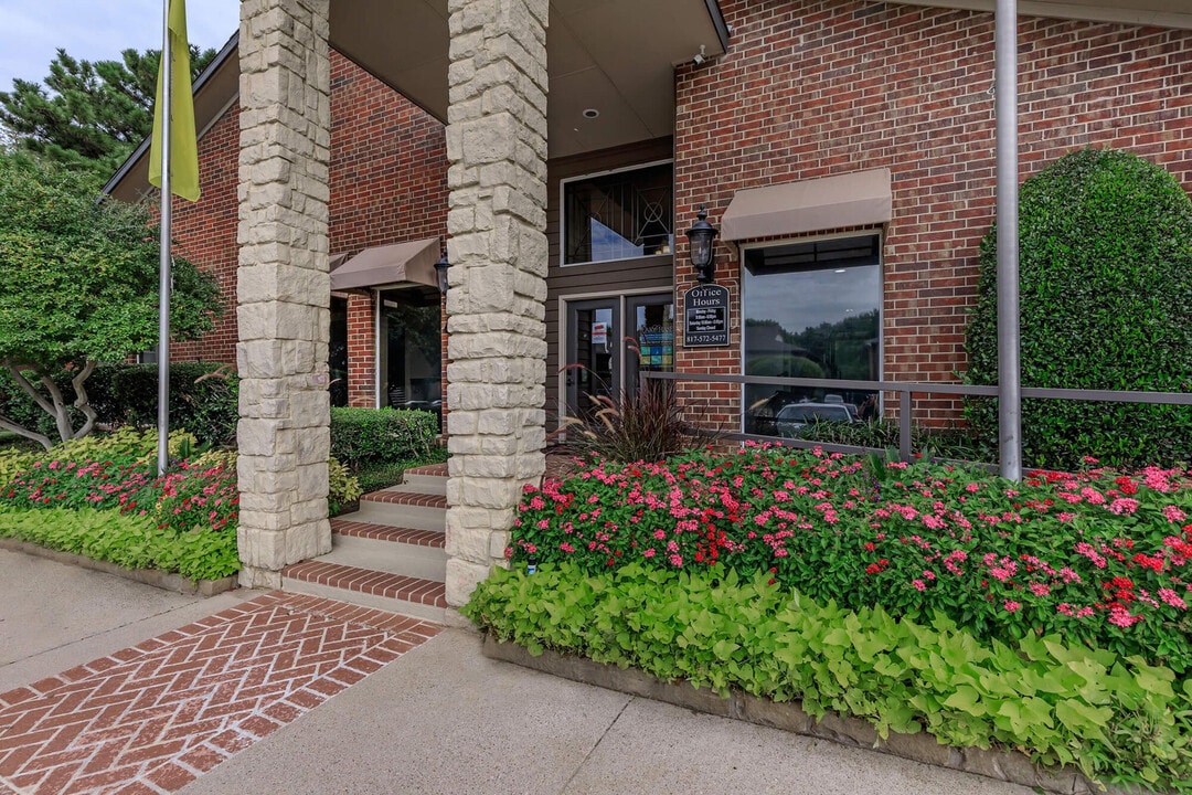 OAKCHASE in Arlington, TX - Building Photo