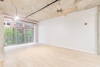 933 W Van Buren St, Unit 304 in Chicago, IL - Building Photo - Building Photo