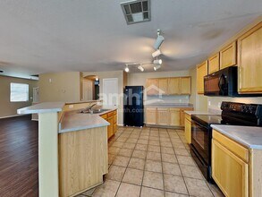 8947 W Charleston Ave in Peoria, AZ - Foto de edificio - Building Photo