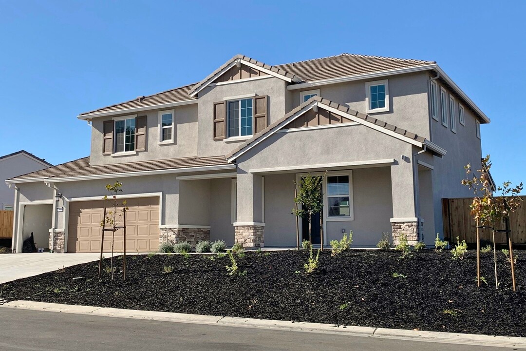 190 Scarlett Wy in Hollister, CA - Foto de edificio