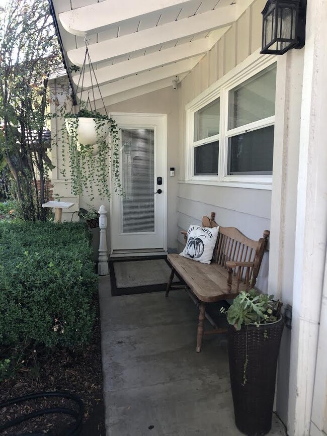 10304 Cliota St in Whittier, CA - Foto de edificio - Building Photo