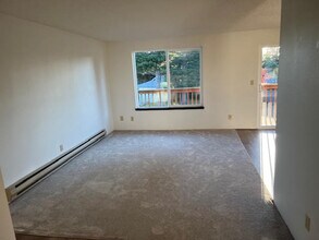 1421 Bradley St, Unit B in Bremerton, WA - Building Photo - Building Photo