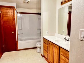 1047 Oak Dr in Altoona, WI - Building Photo - Building Photo