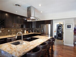 2712 W Oakey Blvd in Las Vegas, NV - Building Photo - Building Photo