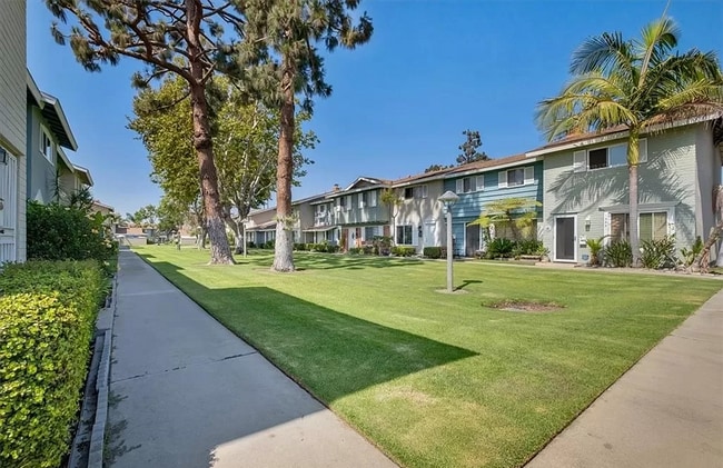 19860 Claremont Ln in Huntington Beach, CA - Building Photo - Building Photo