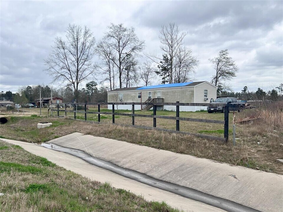 1052 Rd 5260 in Cleveland, TX - Building Photo