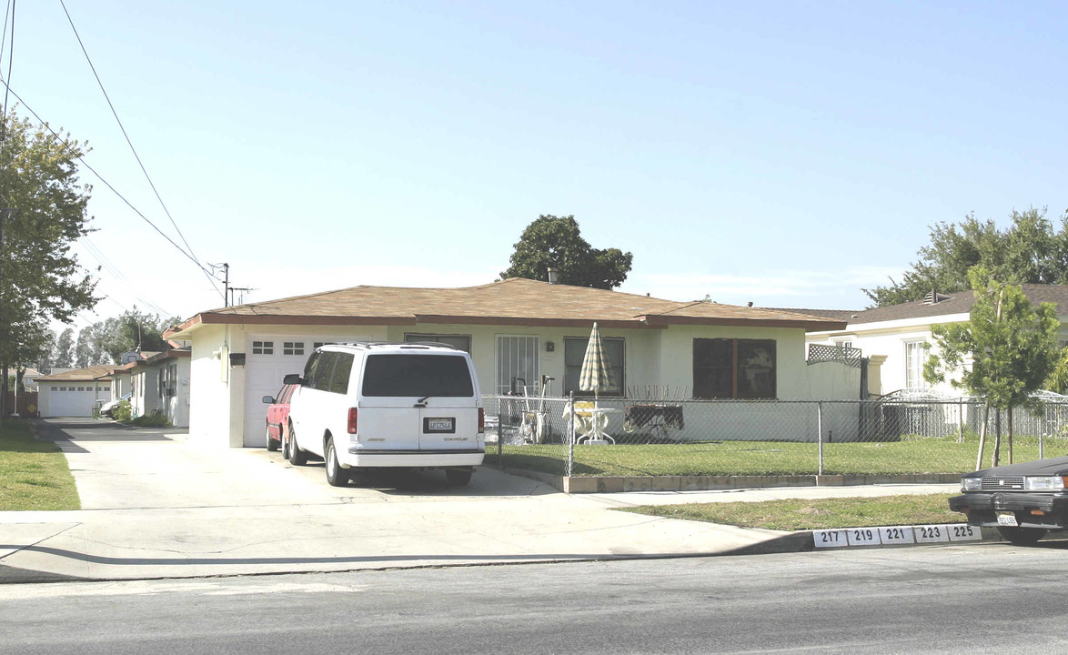 217-225 S Vernon Ave in Azusa, CA - Foto de edificio