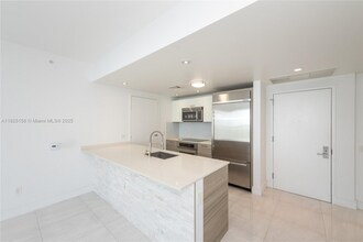 475 Brickell Ave in Miami, FL - Foto de edificio - Building Photo