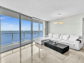 665 NE 25th St in Miami, FL - Foto de edificio - Building Photo