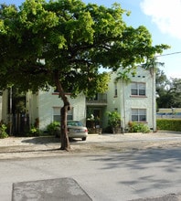 1075 NE 127th St in Miami, FL - Foto de edificio - Building Photo