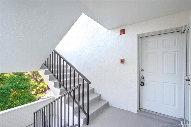 390 NE Edgewater Dr in Stuart, FL - Building Photo - Building Photo