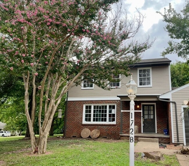 property at 1728 S Quincy Ave