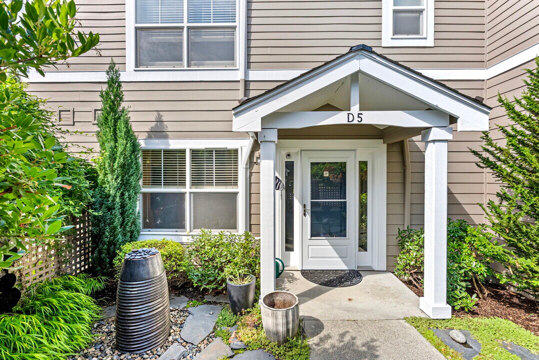 1220 Weaver Rd NW in Bainbridge Island, WA - Building Photo