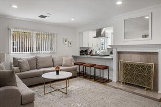 22335 Kittridge St in Los Angeles, CA - Building Photo - Building Photo