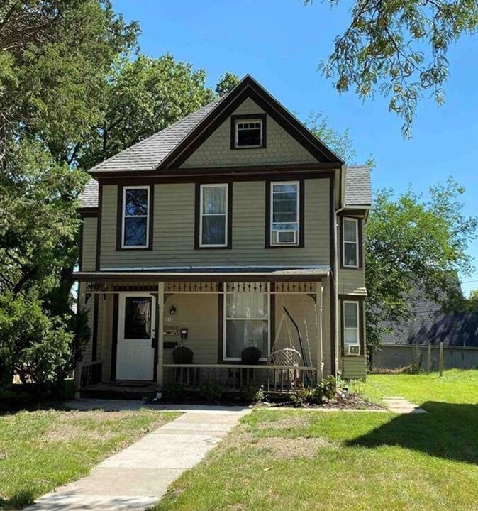 1715 Grand Ave-Unit -Apt 3 in Davenport, IA - Building Photo