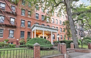 240 Ocean Pkwy in Brooklyn, NY - Building Photo