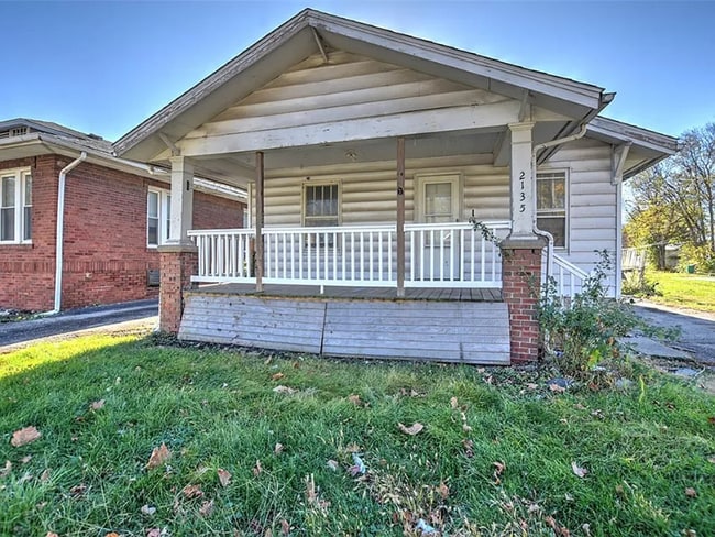 property at 2135 E Prairie Ave
