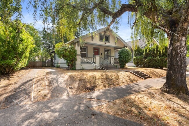 8122 N Gloucester Ave in Portland, OR - Building Photo - Building Photo