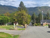 530 NW Valley View Dr in Grants Pass, OR - Foto de edificio - Building Photo