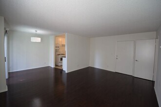 15049 Burbank Blvd, Unit 108 in Los Angeles, CA - Foto de edificio - Building Photo