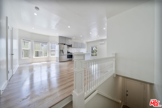 132 S Kenmore Ave in Los Angeles, CA - Building Photo - Building Photo