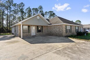 904 Combel St in Waveland, MS - Building Photo