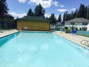 8205 N Ridgewood Dr in Hayden, ID - Building Photo - Building Photo