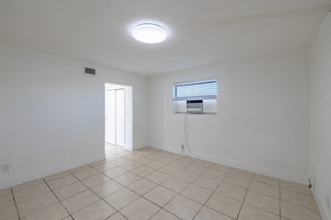 Turf Point Properties in Hialeah, FL - Foto de edificio - Interior Photo