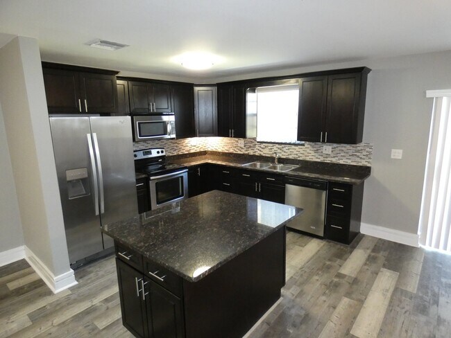 14212 NE 4th Ave in Miami, FL - Foto de edificio - Building Photo