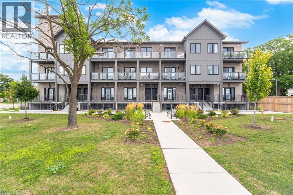 721 Franklin Blvd in Cambridge, ON - Building Photo