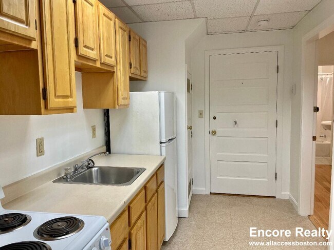 1077 Beacon St in Brookline, MA - Building Photo - Building Photo