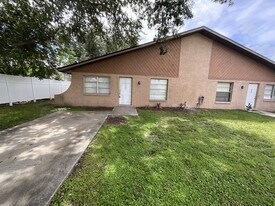 610 SE 13th Ct in Cape Coral, FL - Building Photo