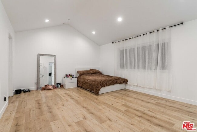 20318 Blythe St in Los Angeles, CA - Building Photo - Building Photo