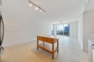 2150 N Bayshore Dr, Unit 1211 in Miami, FL - Foto de edificio - Building Photo