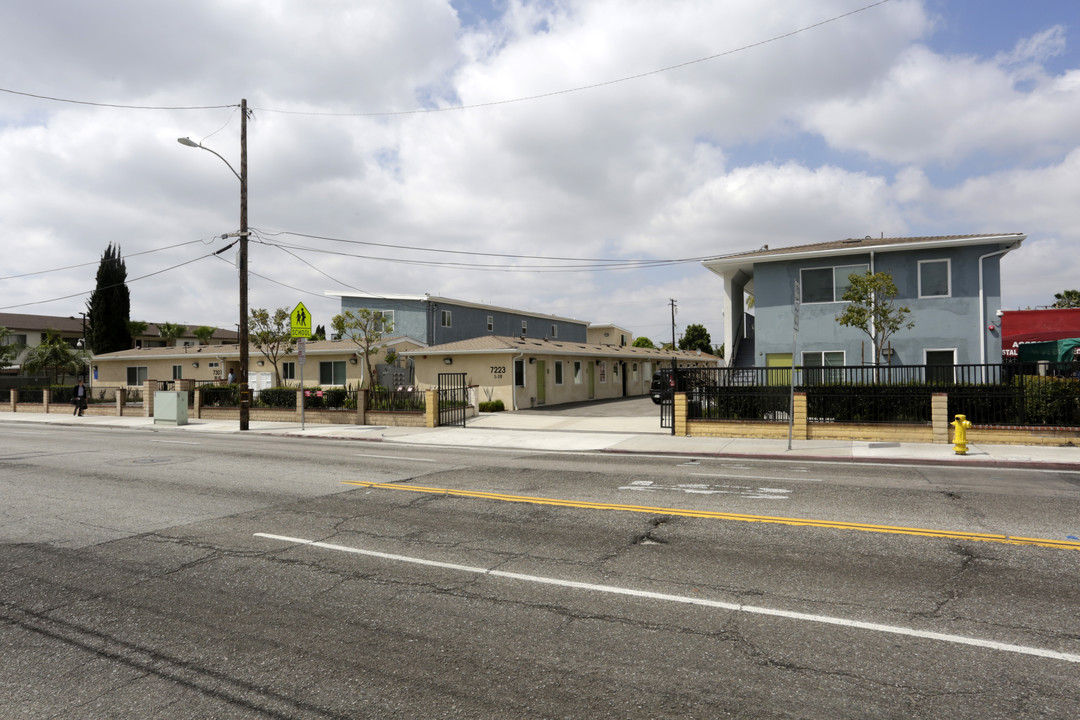 Tiki Apartments in Huntington Park, CA - Building Photo