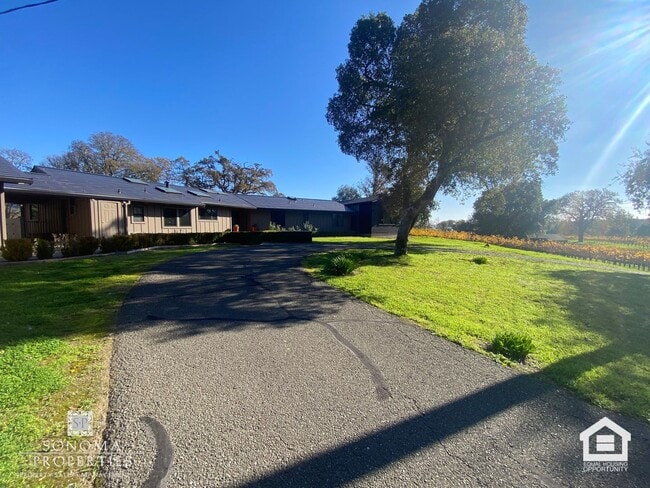 15083 Trestle Glen Dr in Glen Ellen, CA - Building Photo - Building Photo