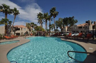 8600 W Charleston Blvd in Las Vegas, NV - Foto de edificio - Building Photo