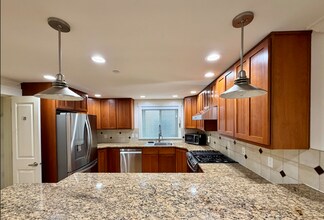 517 N 39th St in Seattle, WA - Building Photo - Building Photo