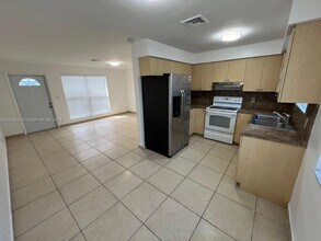 3923 NW 164th St-Unit -3923 in Miami Gardens, FL - Foto de edificio - Building Photo