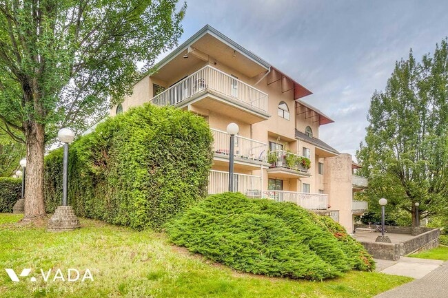 975 E Broadway in Vancouver, BC - Building Photo - Building Photo