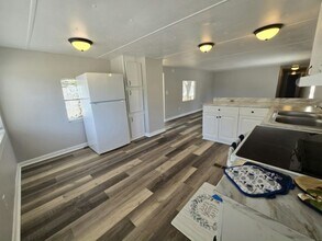11211 East Bay Rd in Gibsonton, FL - Building Photo - Building Photo