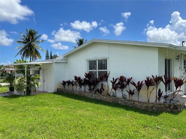 1600 SW 71st Ct in Miami, FL - Building Photo - Building Photo
