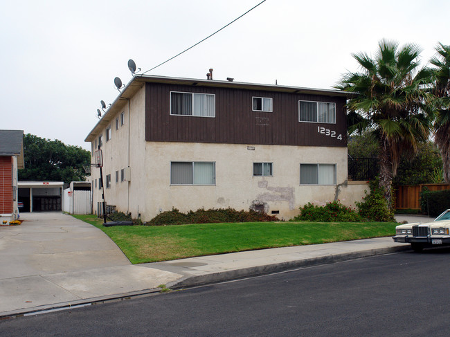 12324 Manor Dr in Hawthorne, CA - Building Photo - Building Photo