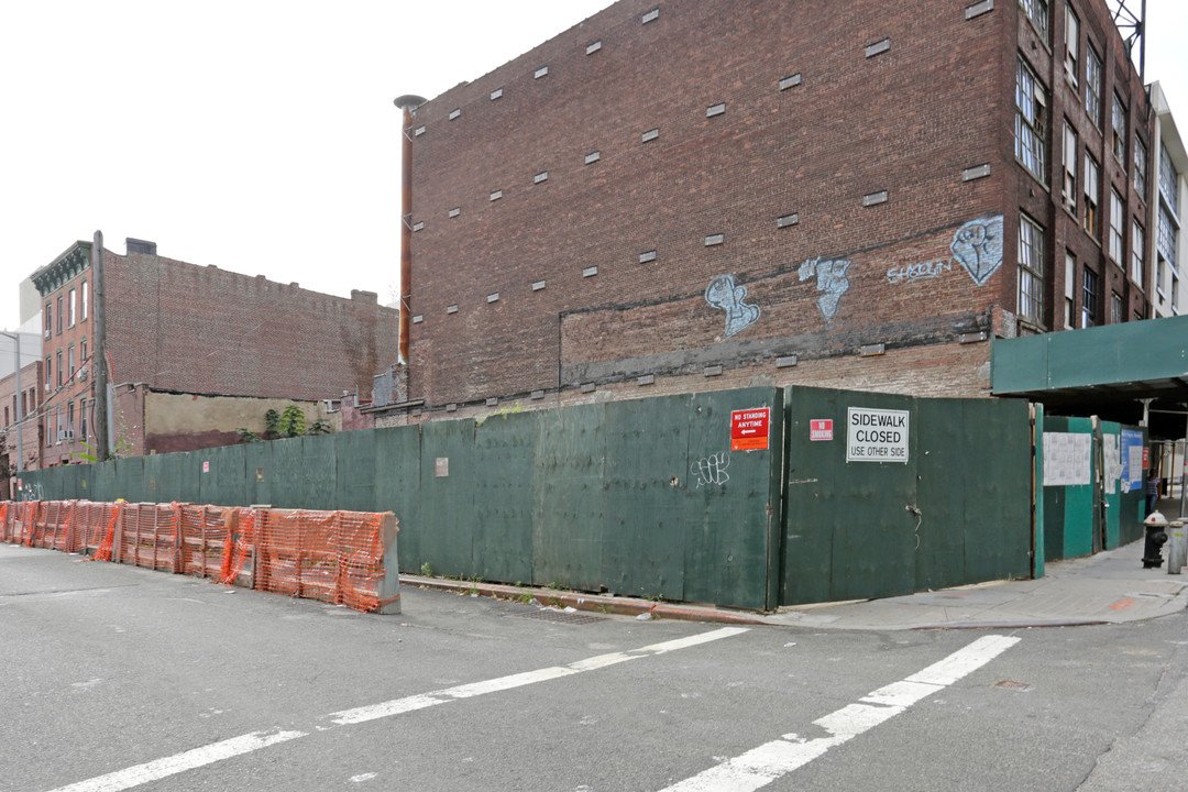 47-27 5th St in Long Island City, NY - Building Photo