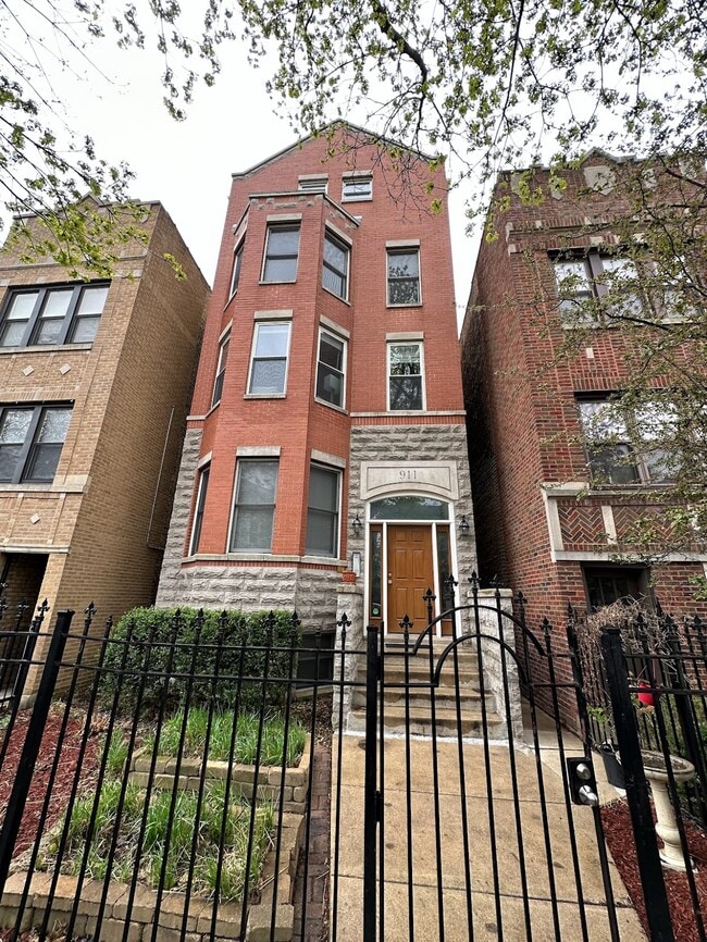 property at 911 W Wrightwood Ave