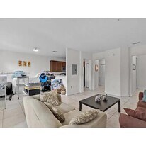 10620 NW 88th St in Doral, FL - Building Photo