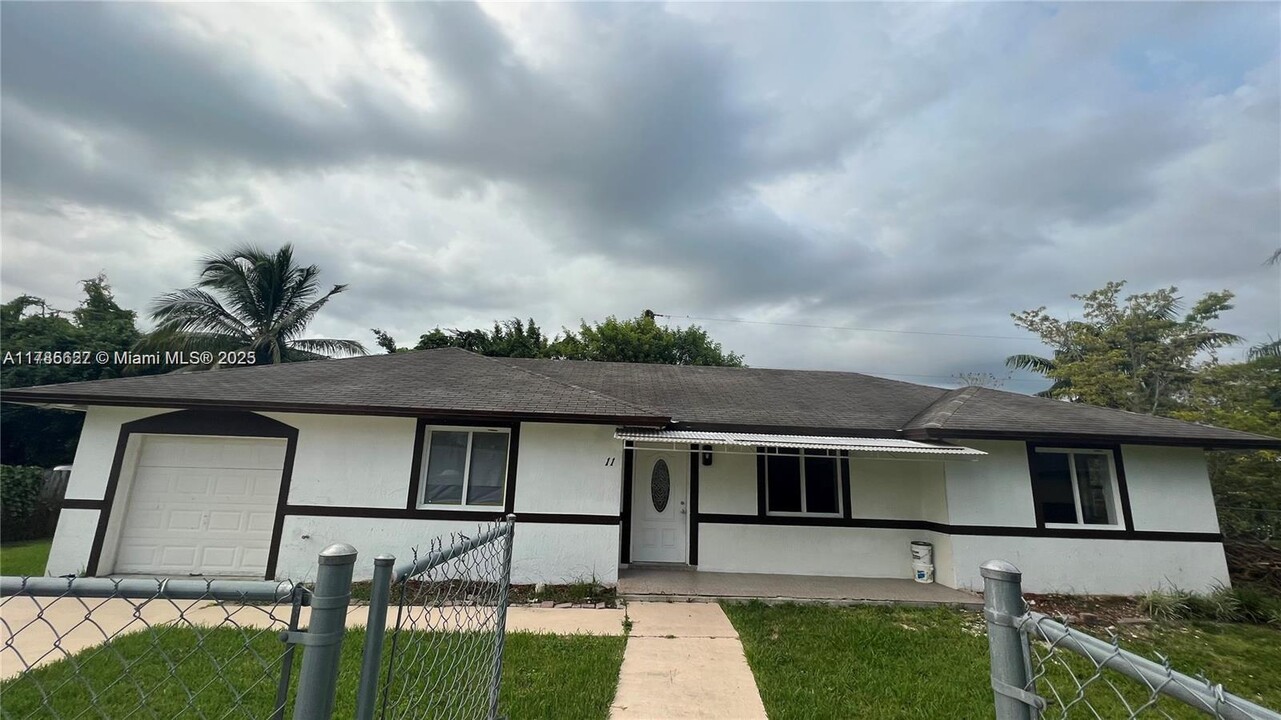 211 SW 6th Ct in Florida City, FL - Foto de edificio