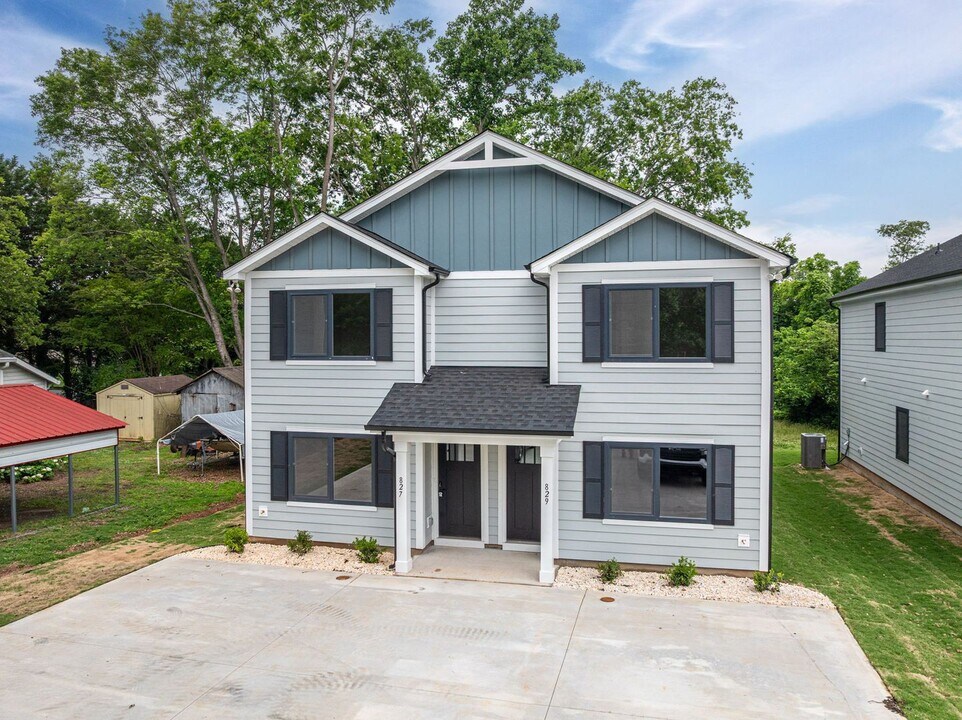 818 2nd St SE in Hickory, NC - Building Photo